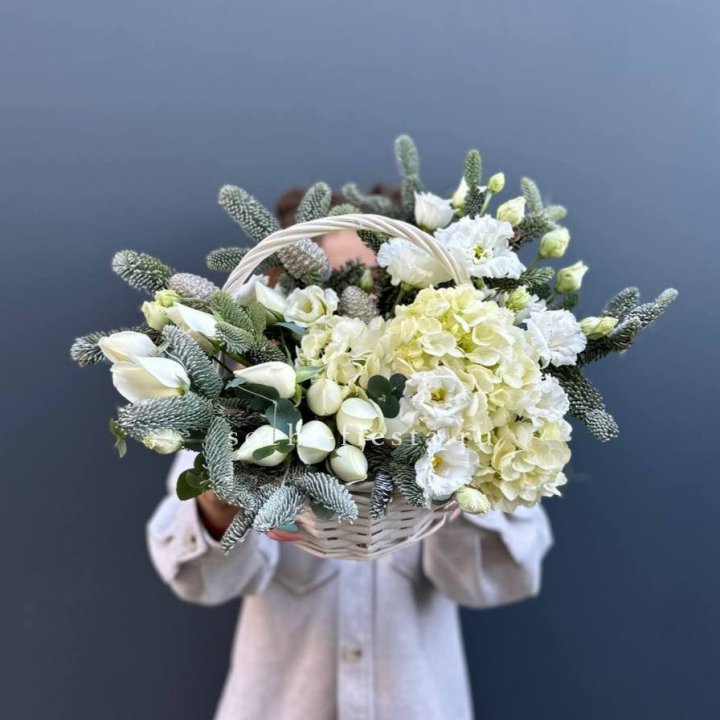 Новогодняя корзина с цветами в Комсомольске-на-Амуре