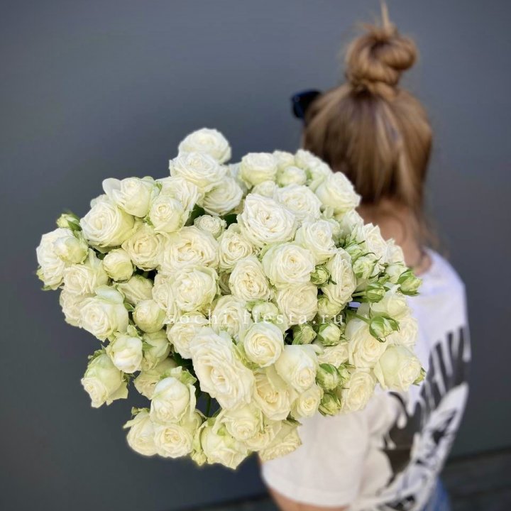 Охапка кустовых роз бомбастик  в Комсомольске-на-Амуре