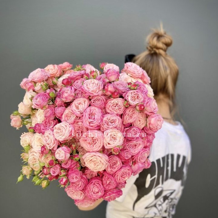 Охапка кустовых роз бомбастик пинк в Комсомольске-на-Амуре