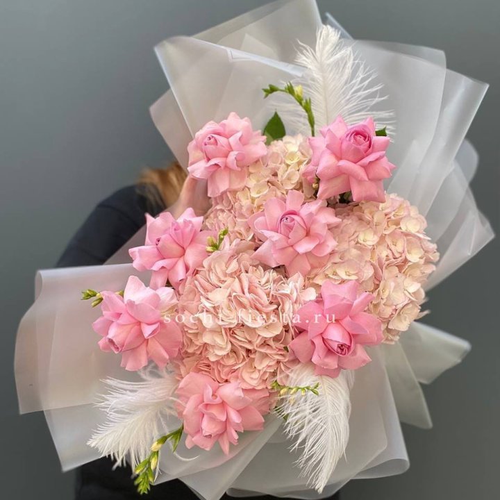  Букет  из гортензий и розовых роз в Комсомольске-на-Амуре