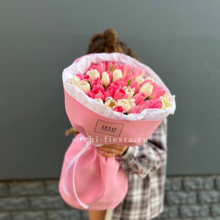 51 бело-розовый тюльпан в Комсомольске-на-Амуре