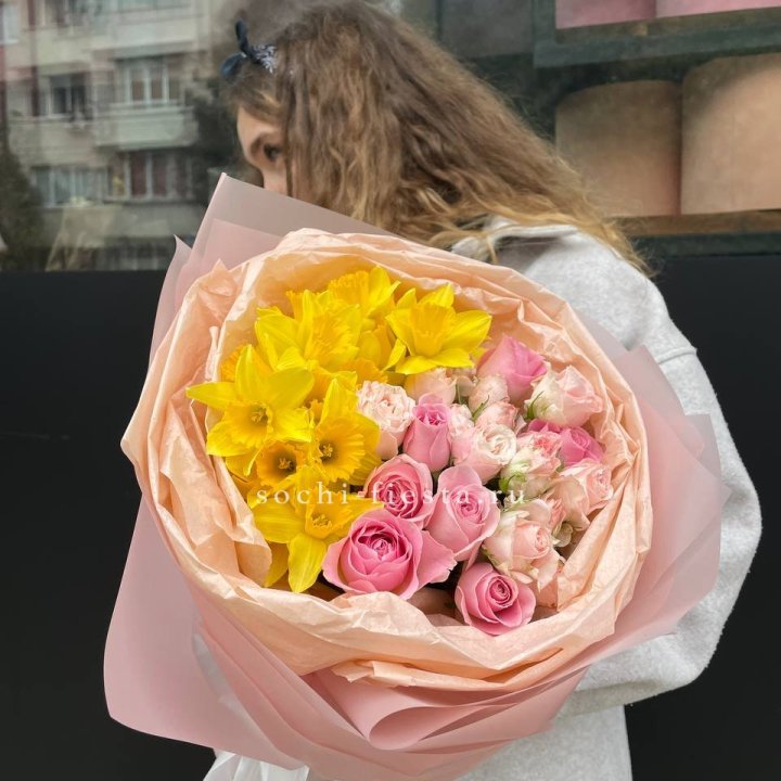 Букет роз и нарциссов в Комсомольске-на-Амуре