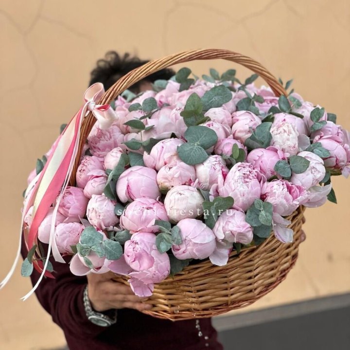 Корзина пионов "75" в Комсомольске-на-Амуре