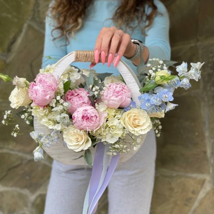 Ящик с пионами в Комсомольске-на-Амуре