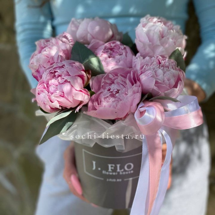 Цилиндр пионов с эвкалиптом в Комсомольске-на-Амуре