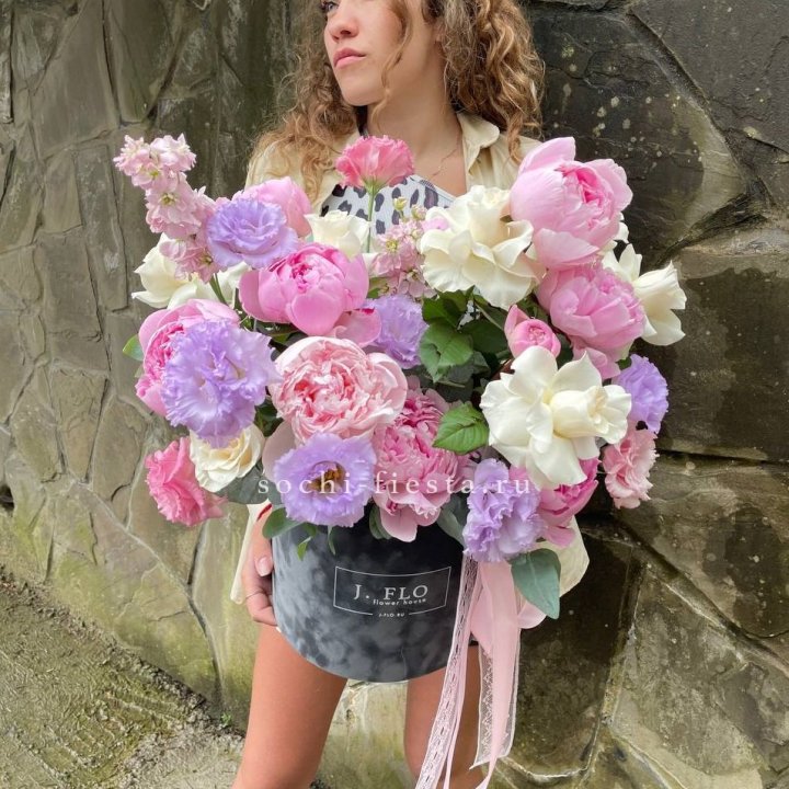 Дизайнерский цилиндр с пионами в Комсомольске-на-Амуре