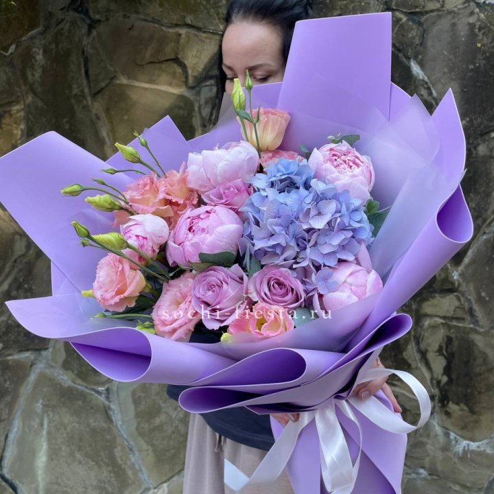 Букет с пионами "Блю логан" в Комсомольске-на-Амуре