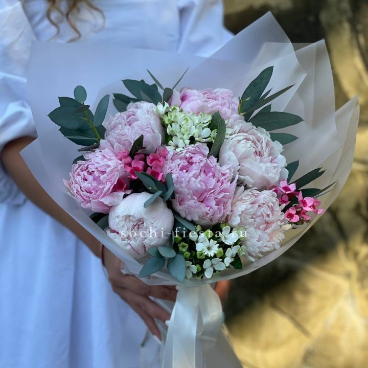 7 зефирных пионов с эвкалиптом в Комсомольске-на-Амуре