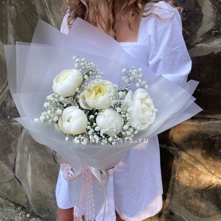 Букет белых пионов "Файв" в Комсомольске-на-Амуре