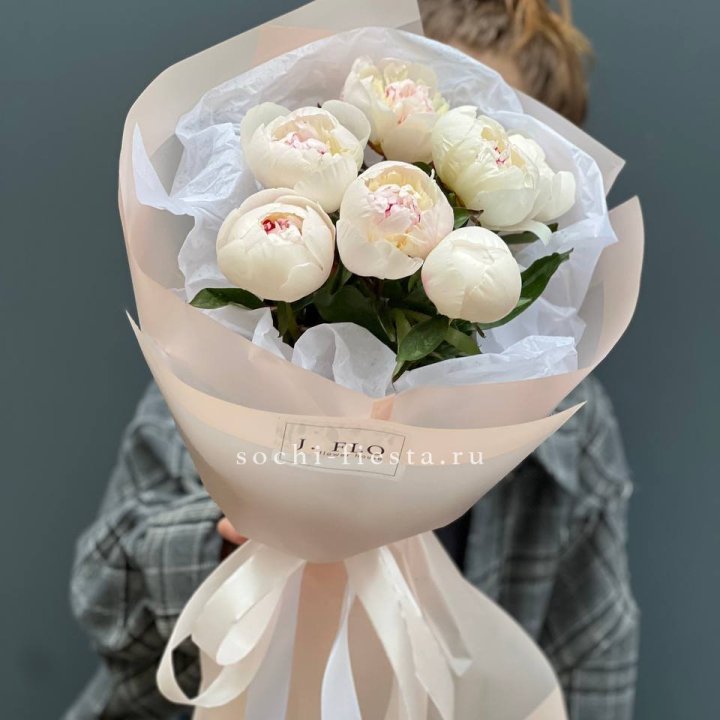 Букет белых пионов в Комсомольске-на-Амуре
