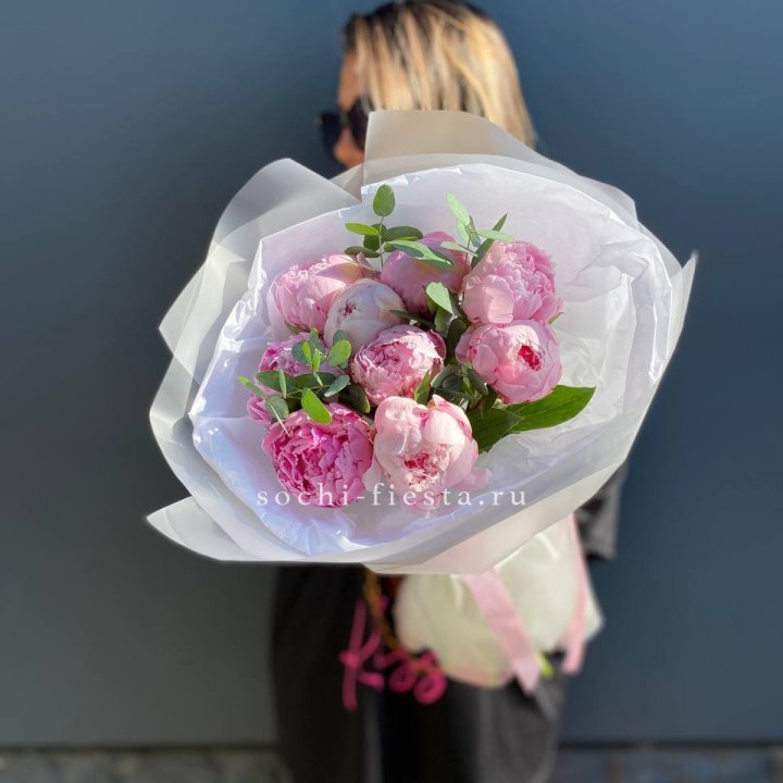 9 пионов с эвкалиптом в Комсомольске-на-Амуре