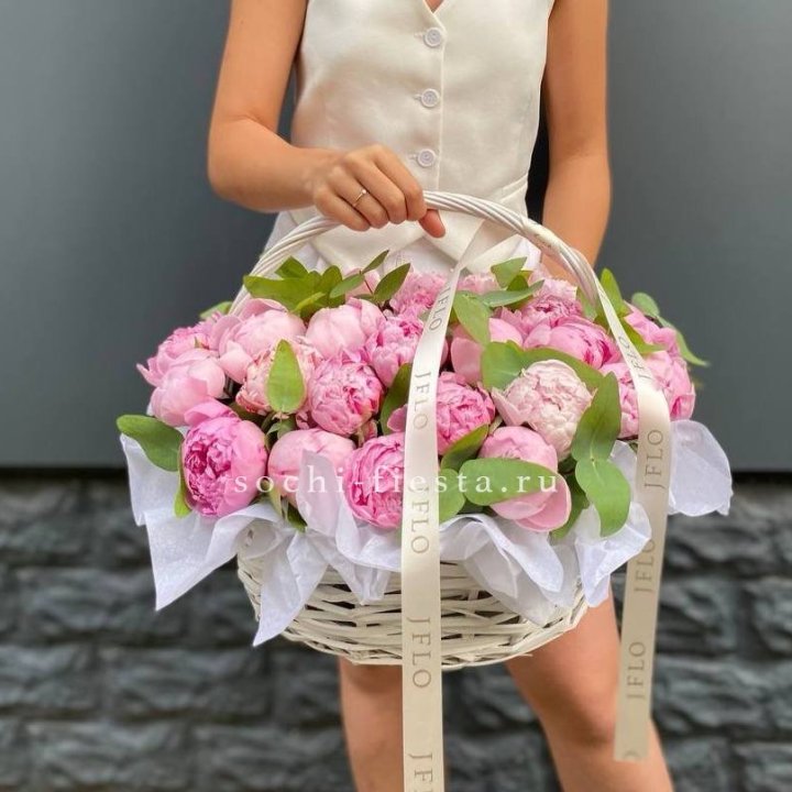 29 пионов в корзине в Комсомольске-на-Амуре