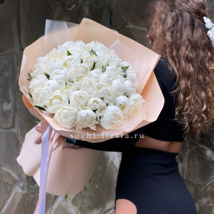 35 белых пион в Комсомольске-на-Амуре