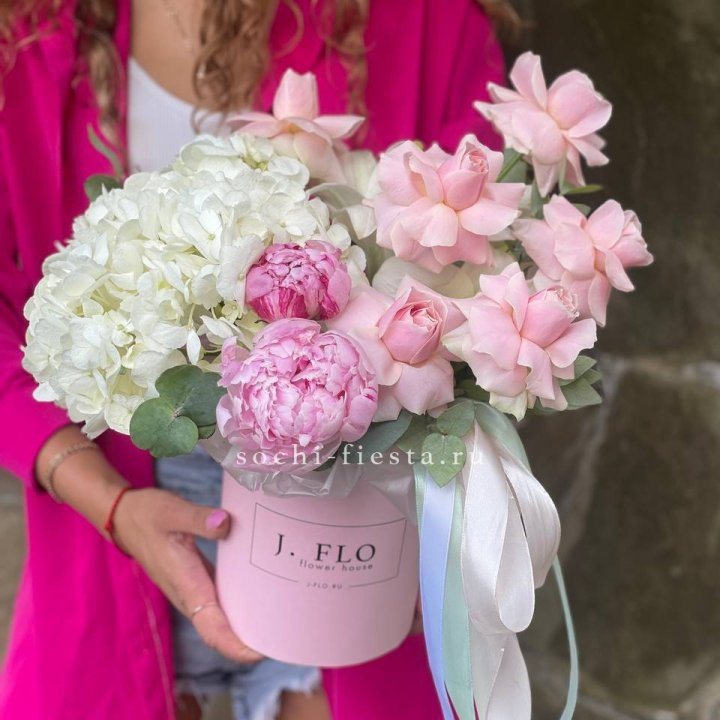 Цилиндр с пионами "Алисия" в Комсомольске-на-Амуре