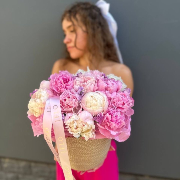 15 пионов в джутовом кашпо в Комсомольске-на-Амуре