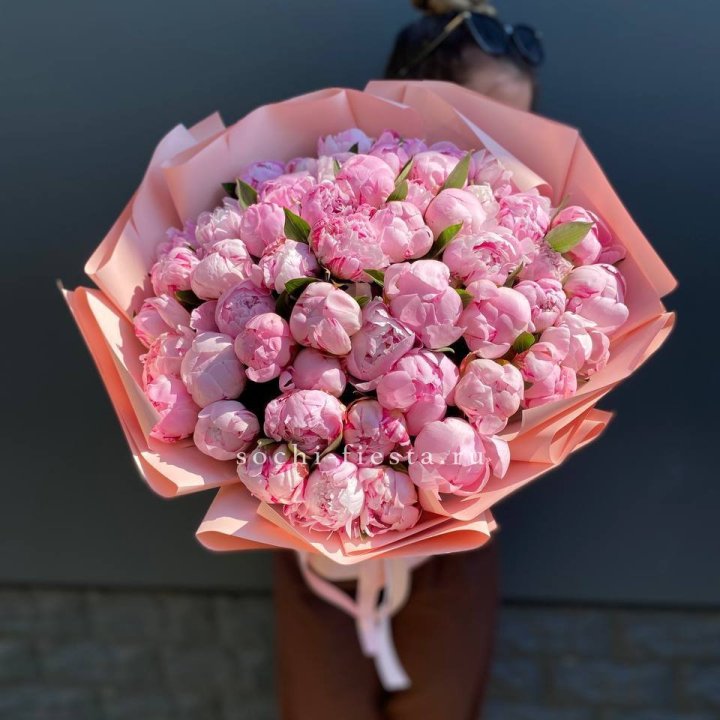 Нежный букет 51 пионов  в Комсомольске-на-Амуре