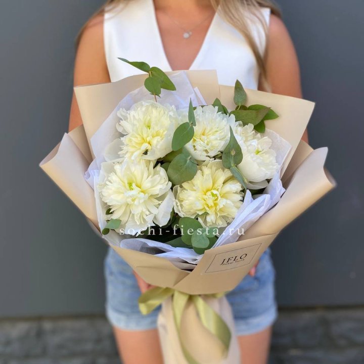  Букет белых пионов в Комсомольске-на-Амуре