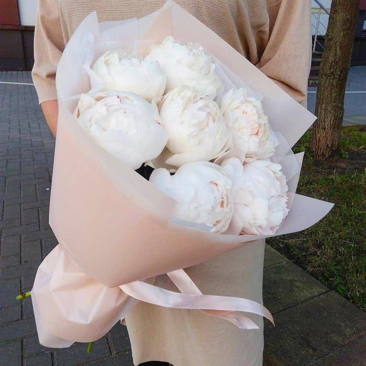 Букет белых пионов в Комсомольске-на-Амуре