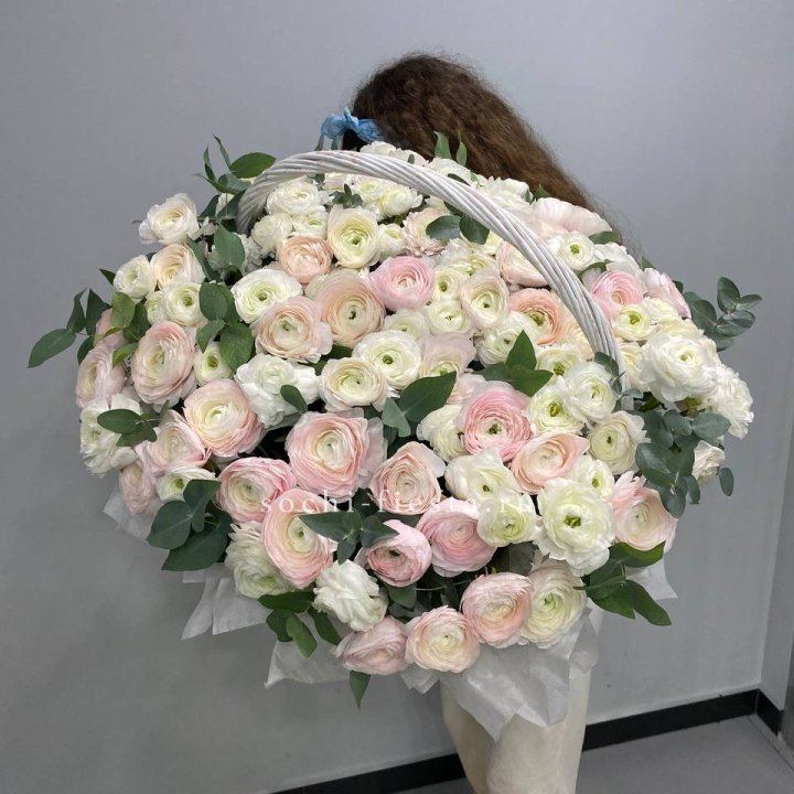 Ранункулюсы в корзине в Комсомольске-на-Амуре