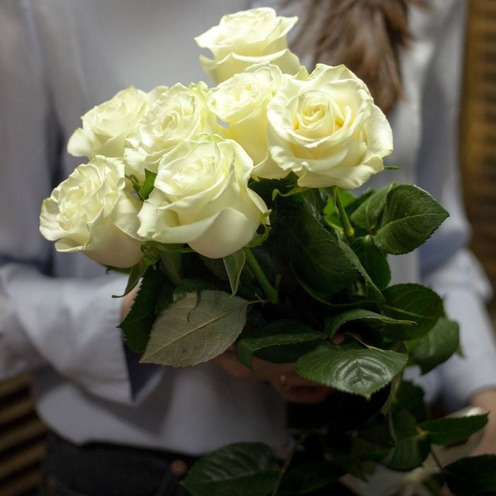 7 белых роз в Комсомольске-на-Амуре