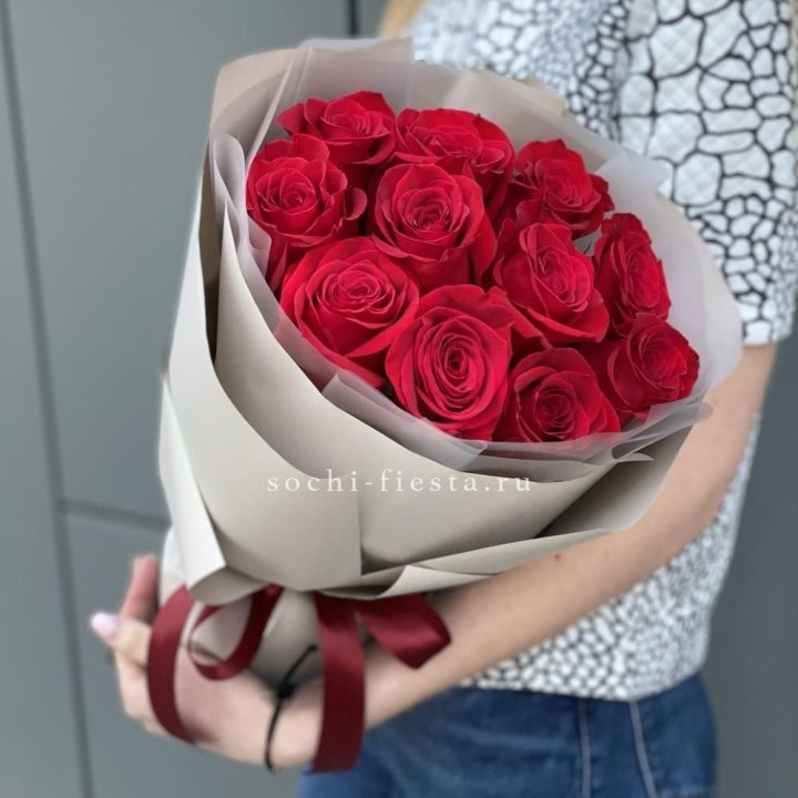 Букет красных роз "Рози" в Комсомольске-на-Амуре