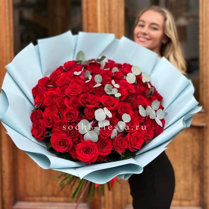 101 красная роза с эвкалиптом в Комсомольске-на-Амуре