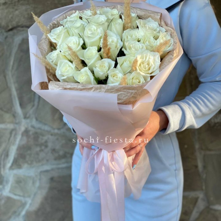 25 белых роз с сухоцветами в Комсомольске-на-Амуре