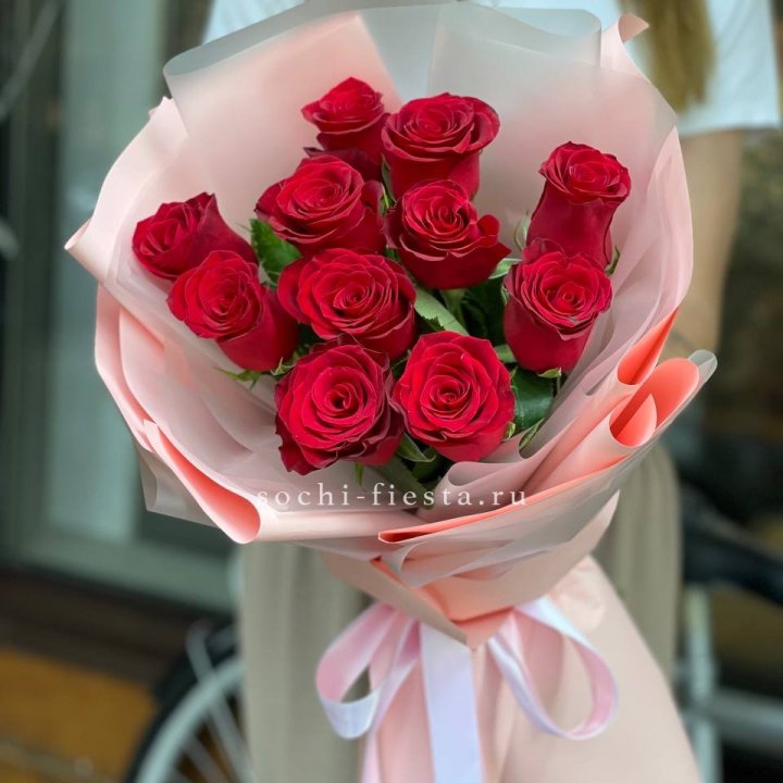 Букет красных роз "Мадам ред" в Комсомольске-на-Амуре