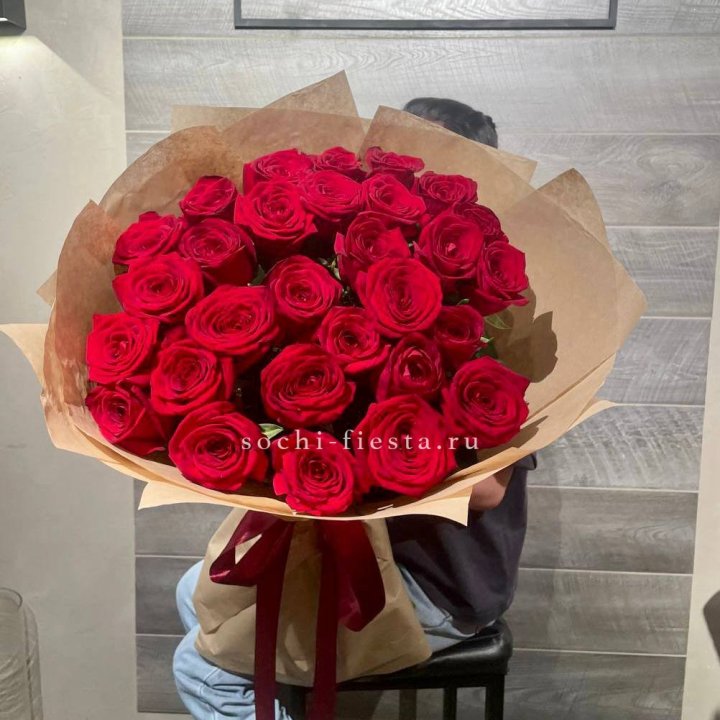 37 красных роз в крафте в Комсомольске-на-Амуре