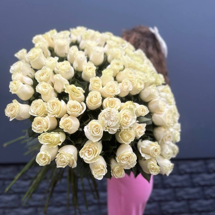 101 белая высокая импортная роза под ленту в Комсомольске-на-Амуре