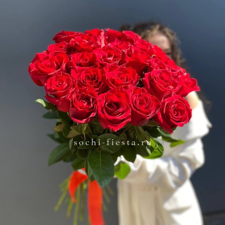 25 высоких красных роз в Комсомольске-на-Амуре