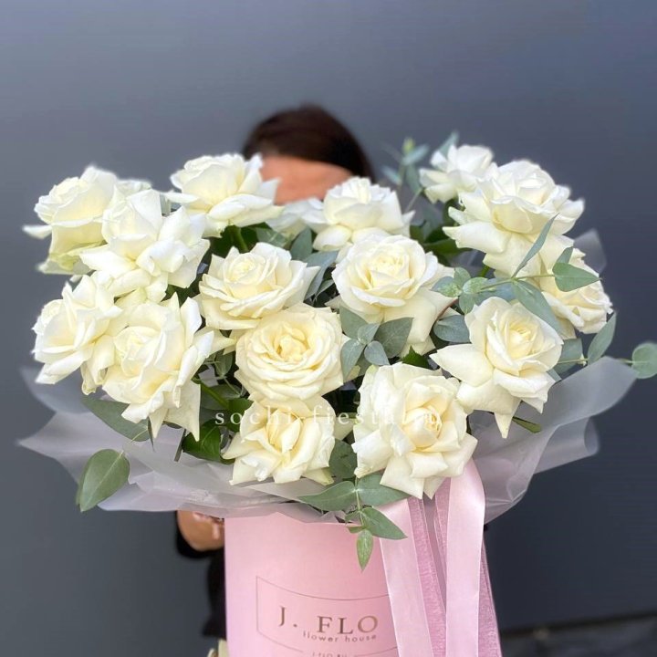 17 Французских белых роз в боксе в Комсомольске-на-Амуре