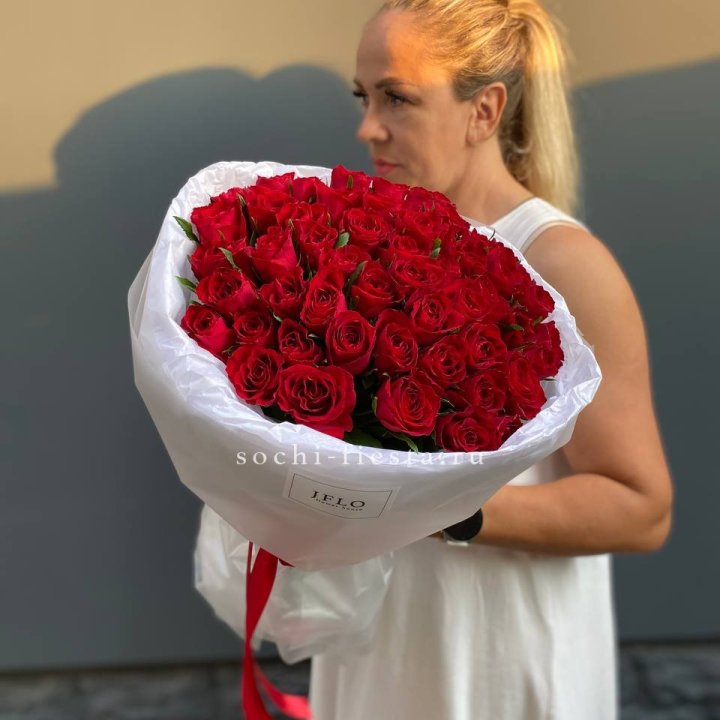 51 роза мадам ред в нежном оформлении с доставкой в Комсомольске-на-Амуре