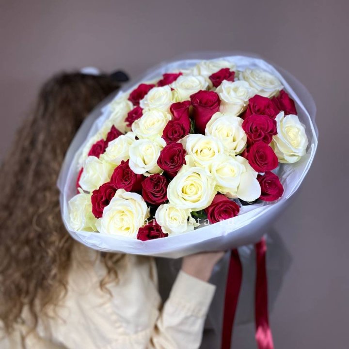 Букет из красных белых 45 роз в Комсомольске-на-Амуре