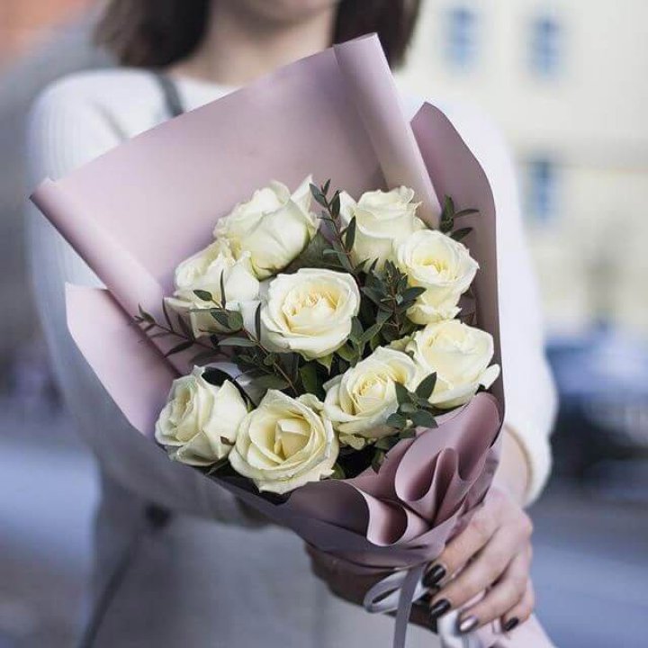 9 белых  роз "Минт" в Комсомольске-на-Амуре