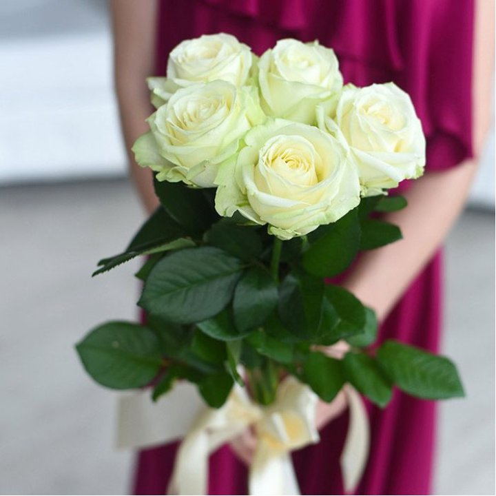 5 белых роз в Комсомольске-на-Амуре