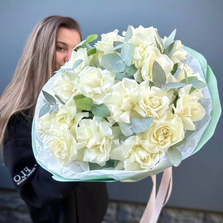 19 Белых французских роз "Ноте бьянке" в Комсомольске-на-Амуре