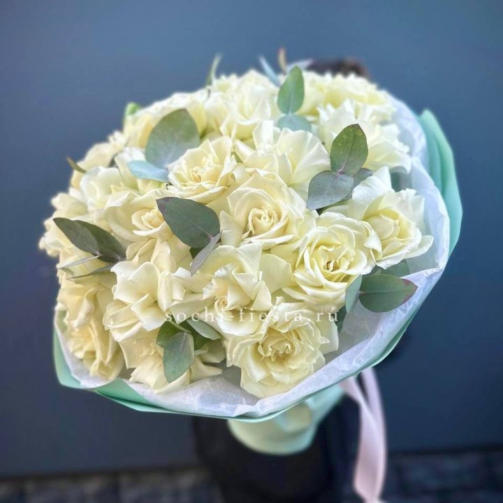 25 Белых французских роз "Ноте бьянка" в Комсомольске-на-Амуре