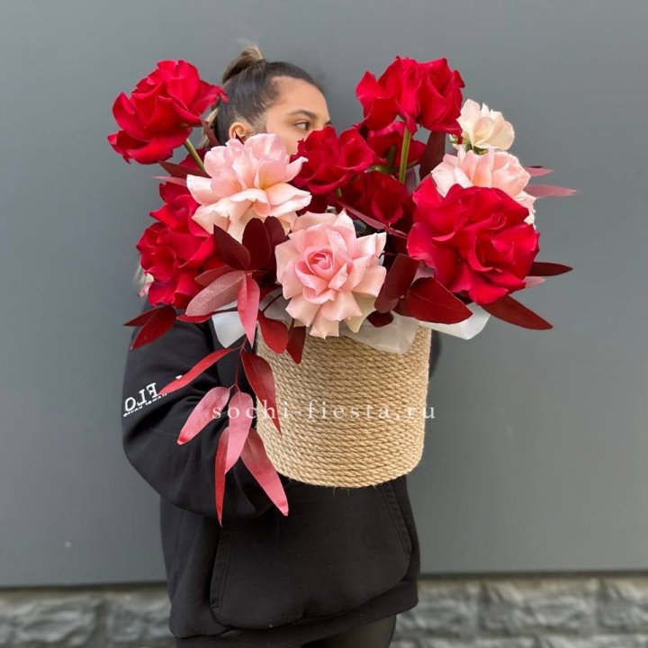 15 Французских роз в джутовом кашпо в Комсомольске-на-Амуре