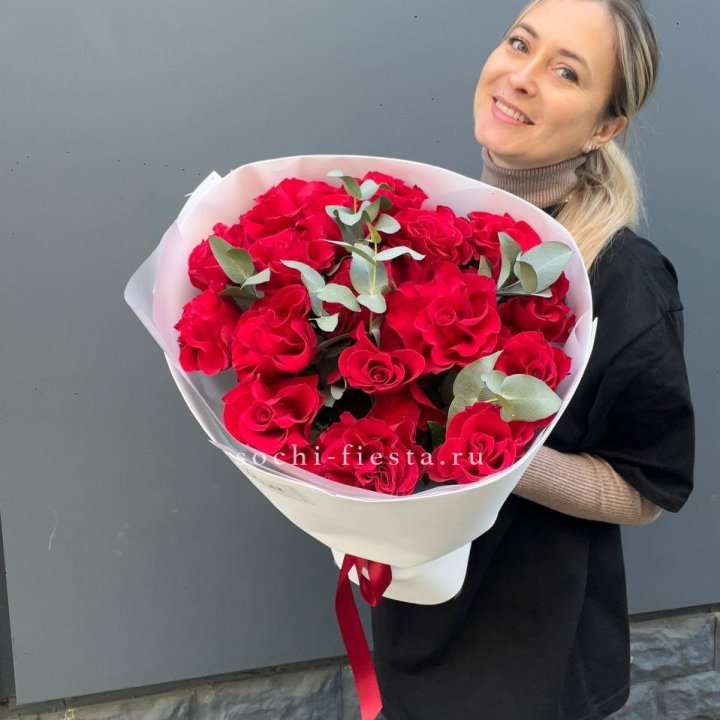 17 Красных французских роз в Комсомольске-на-Амуре