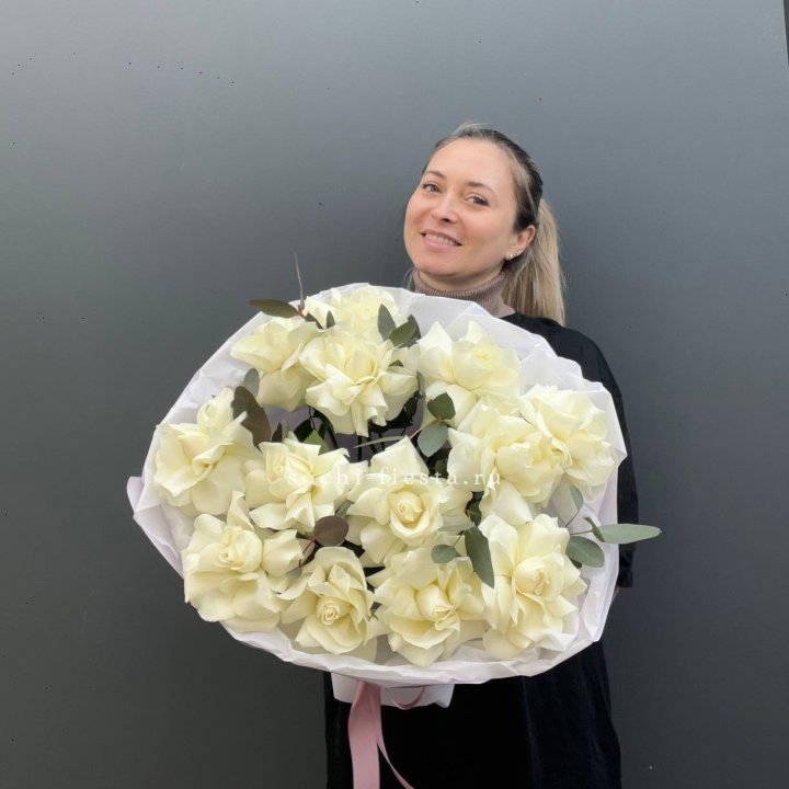 13 Белых французских роз Облако в Комсомольске-на-Амуре