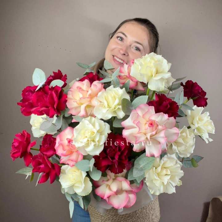 35 французских роз микс в джутовом боксе в Комсомольске-на-Амуре