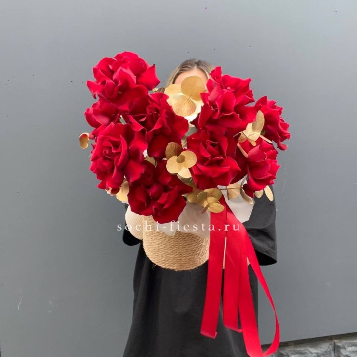 Красные французские розы в джутовом кашпо в Комсомольске-на-Амуре