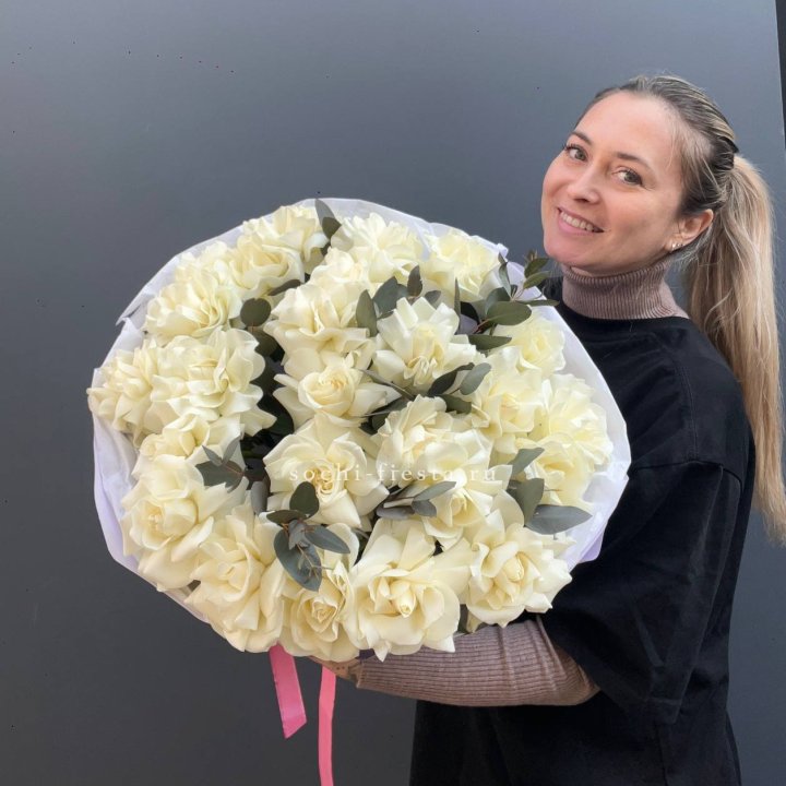 25 Белых французских роз Вайт найс в Комсомольске-на-Амуре
