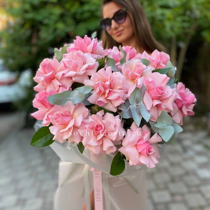 17 Розовых  французских роз в Комсомольске-на-Амуре
