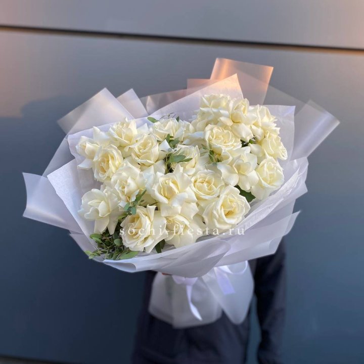 Пышный букет из белых роз в Комсомольске-на-Амуре