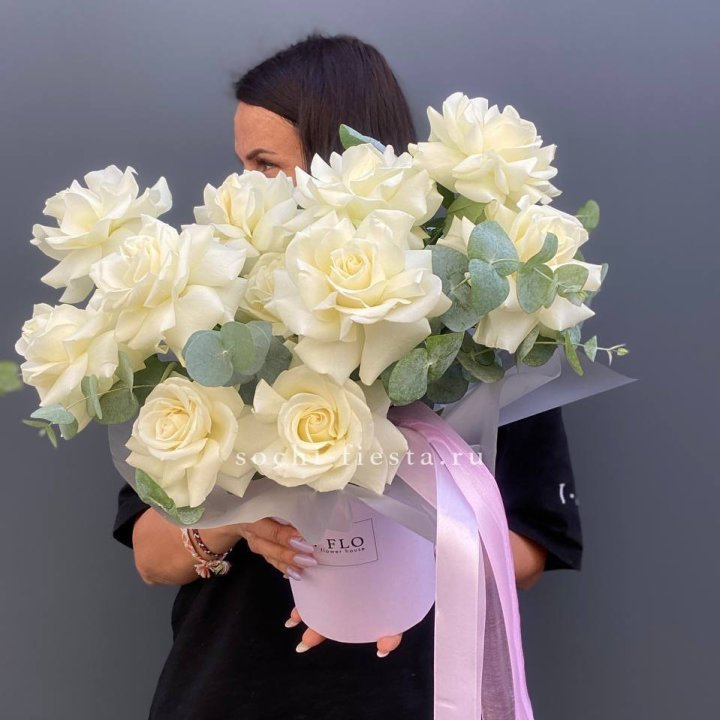 11 Французских белых роз в боксе в Комсомольске-на-Амуре