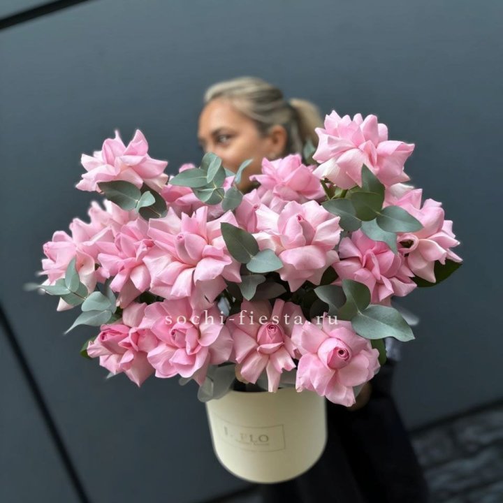 17 Розовых французских роз в боксе в Комсомольске-на-Амуре