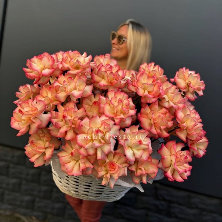 45 французских роз Джумилия в корзине в Комсомольске-на-Амуре