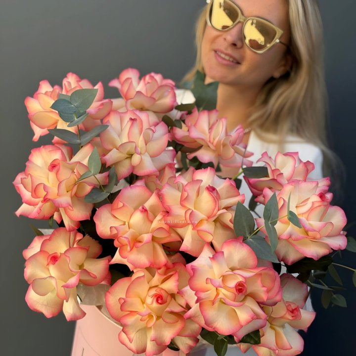 15 французских  роз Джумилия в боксе с доставкой в Комсомольске-на-Амуре